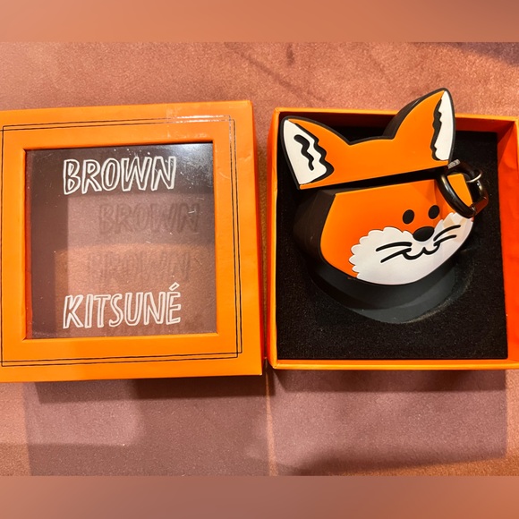 MAISON KITSUNE X LINE FRIENDS AIRPOD CASE - Picture 2 of 5